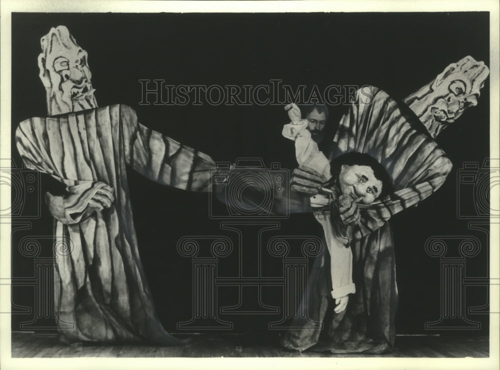1983 Press Photo A scene from Theatre San Fil&#39;s &quot;The Hobbit&quot; at Alverno College - Historic Images