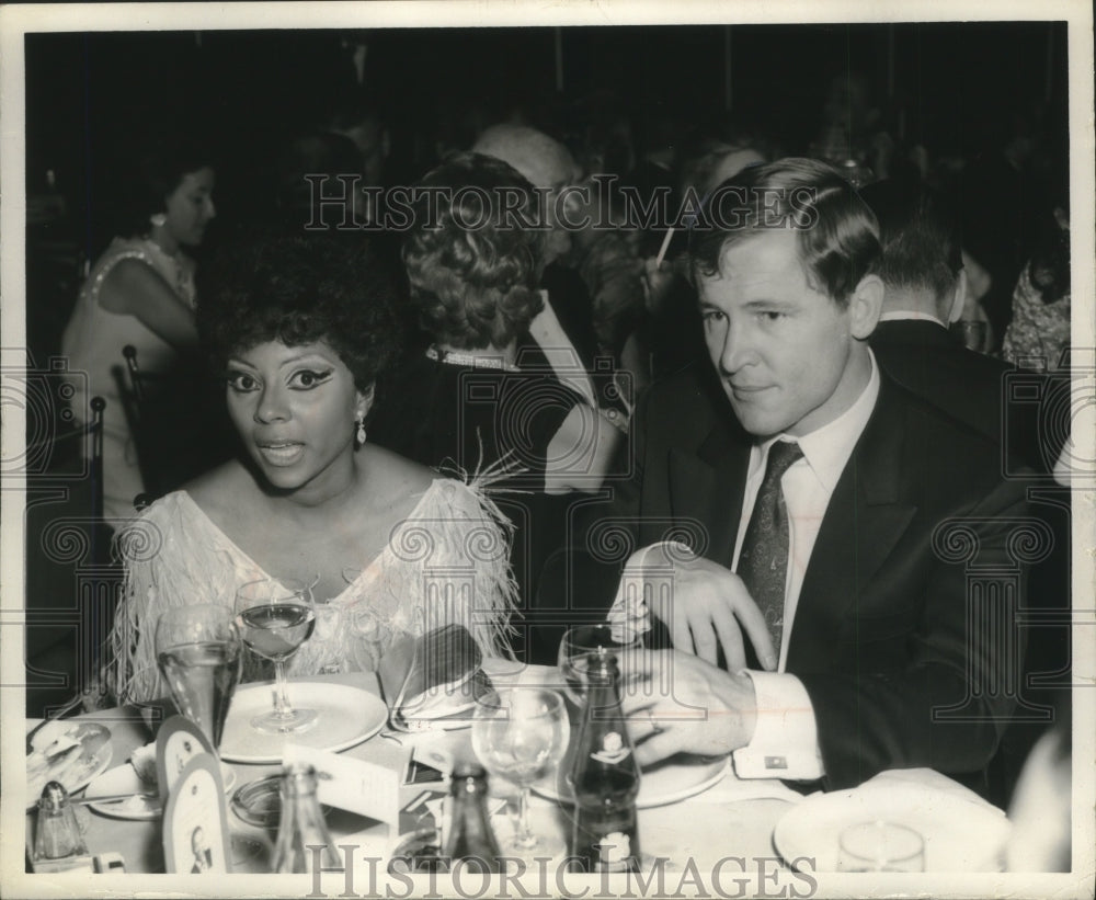 1968 Press Photo Actress Leslie Uggams &amp; her husband at the Drake Hotel - Historic Images
