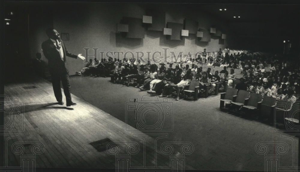 1990, Ben Vereen speaking at Fulton Middle School in Milwaukee - Historic Images
