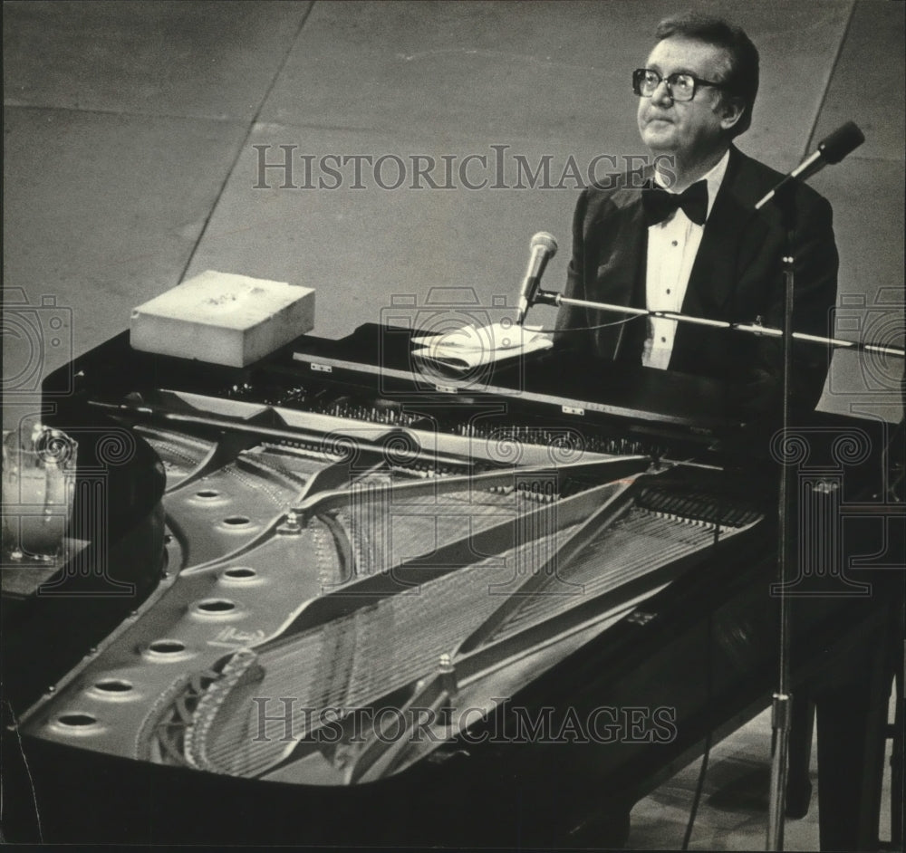 1981 Press Photo Steve Allen performing with the Milwaukee Symphony Orchestra - Historic Images