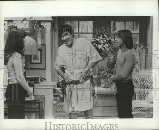 1978, Pat Harrington And Co-Stars In Scene Of "One Day At A Time" - Historic Images
