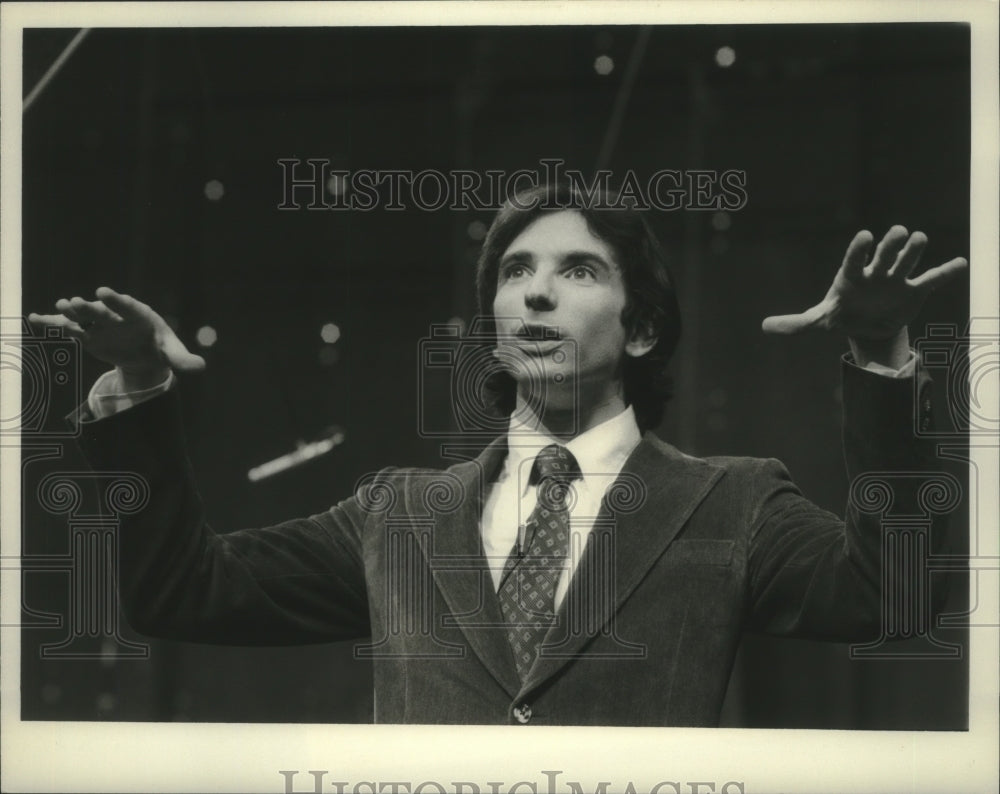 1977 Press Photo Conductor Michael Tilson Thomas in &quot;Making Pictures With Music&quot; - Historic Images