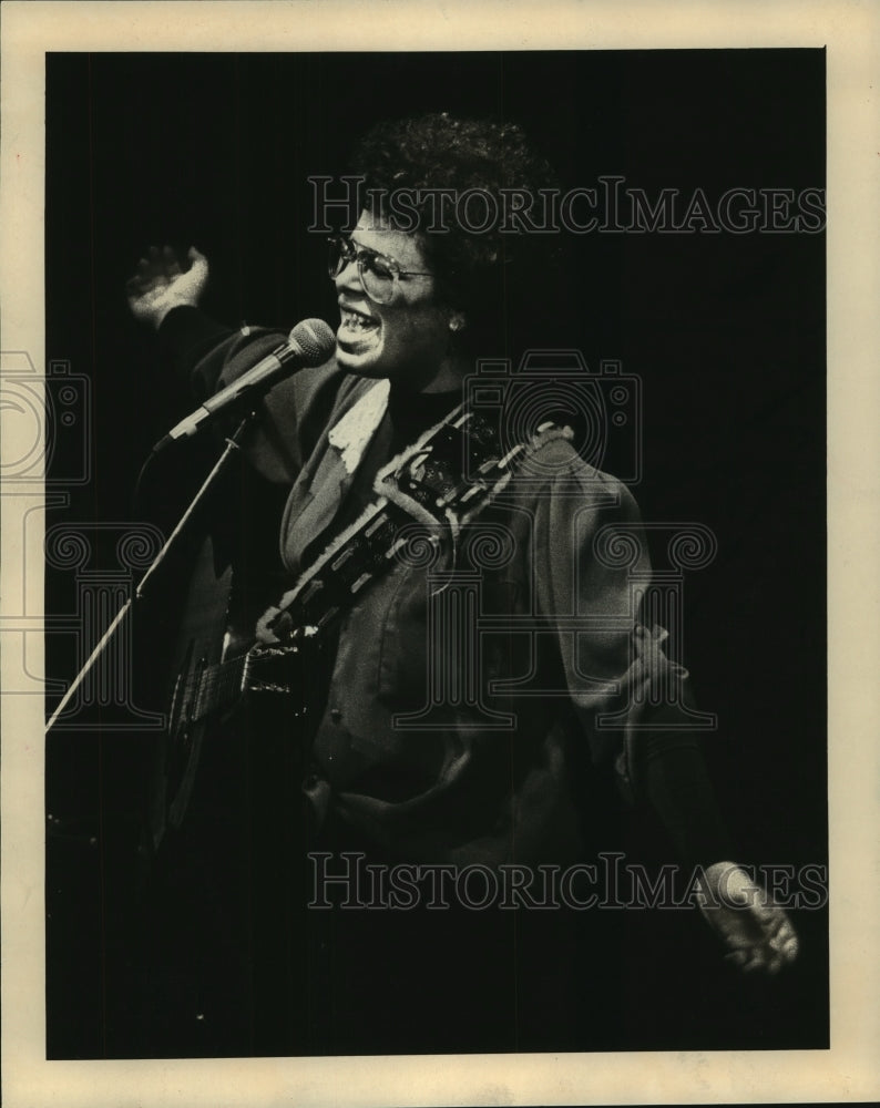1978, Phoebe Snow performing at the PAC - mjp38884 - Historic Images