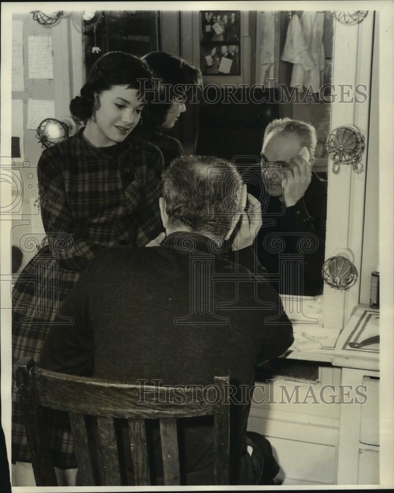 1963 Press Photo Comedian Sam Levene and Alberta Strickler in the dressing room - Historic Images
