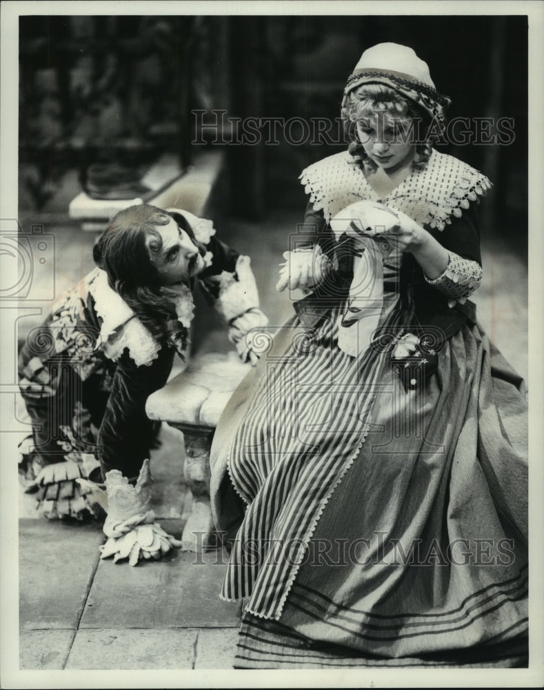 1975 Press Photo Actors Leslie Geraci & Jeffrey Tambor in "The School for Wives" - Historic Images