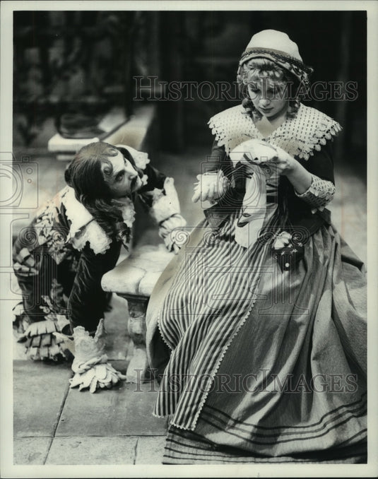 1975 Press Photo Actors Leslie Geraci & Jeffrey Tambor in "The School for Wives" - Historic Images