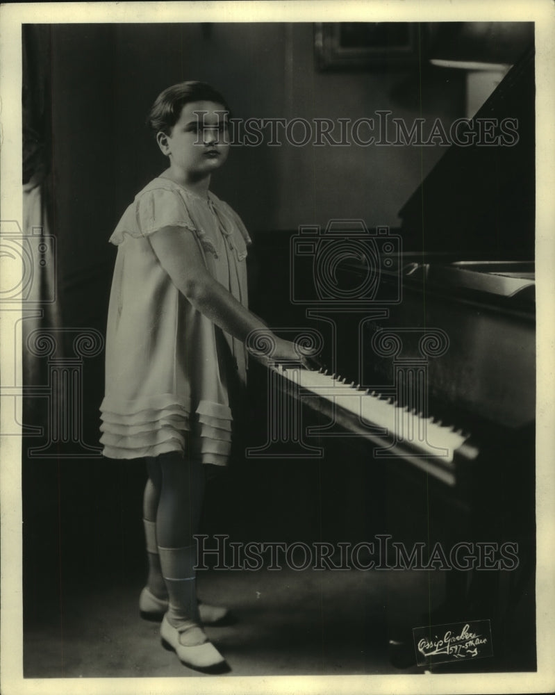 1935, Ruth Slenczynski, child pianist to play at the Pabst - Historic Images