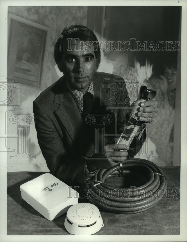 1977 Press Photo Tom Snyder host &quot;The National Disaster Survival Test&quot; - Historic Images