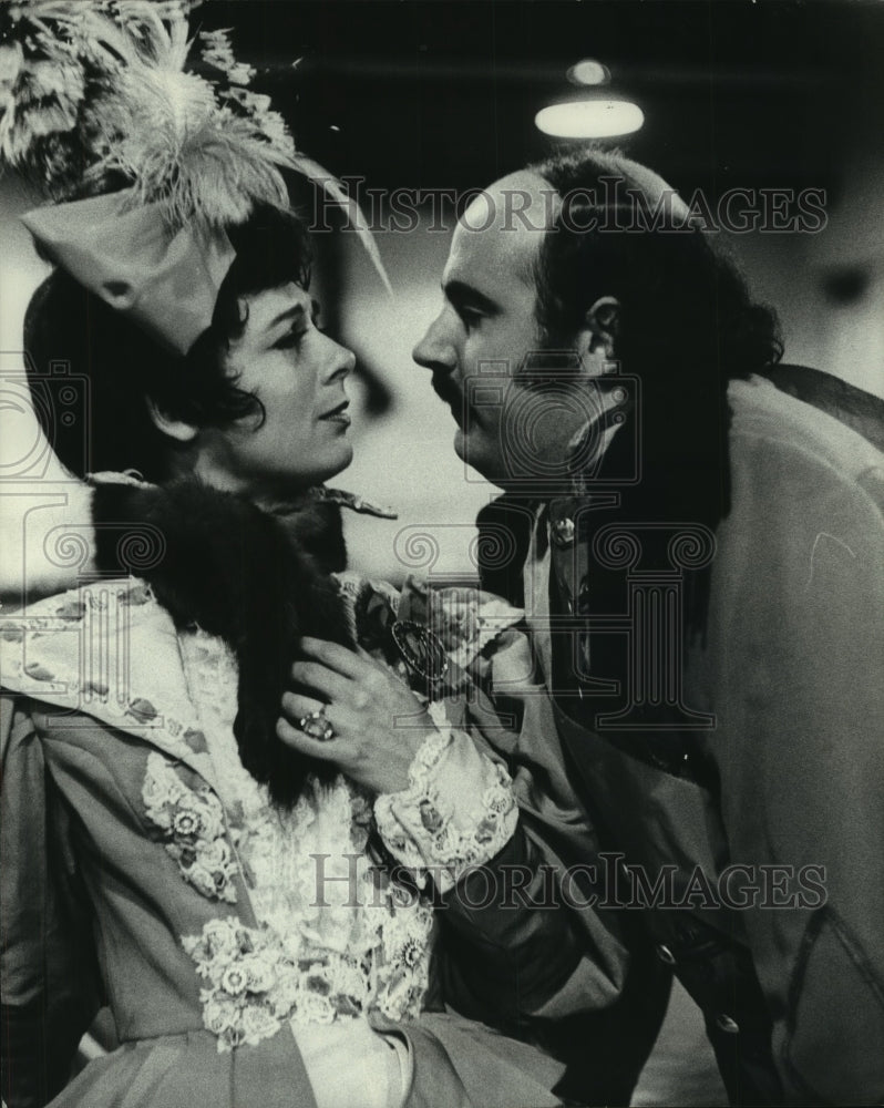 1971 Press Photo Jeffrey Tambor And Co-Star In &#39;Cat Among The Pigeons&#39; At PAC - Historic Images
