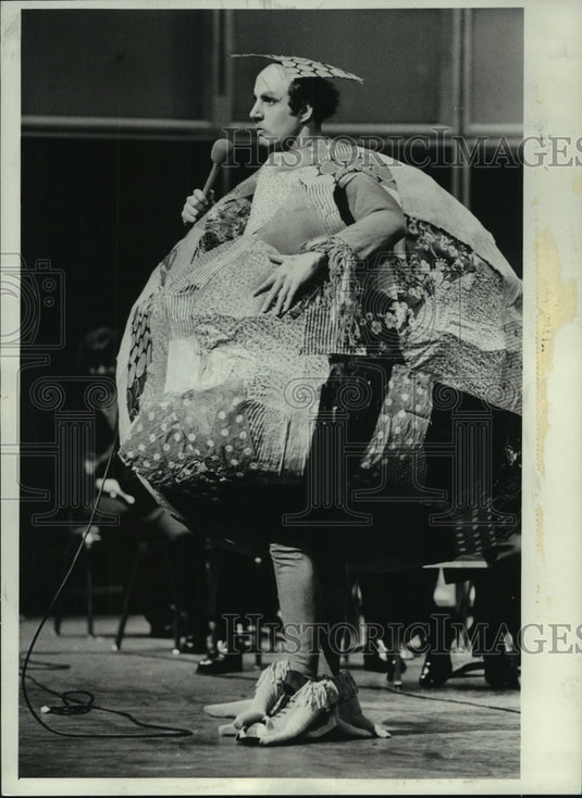 1975, actor Jeff Tambor hosts Milwaukee Symphony Orchestra kids night - Historic Images