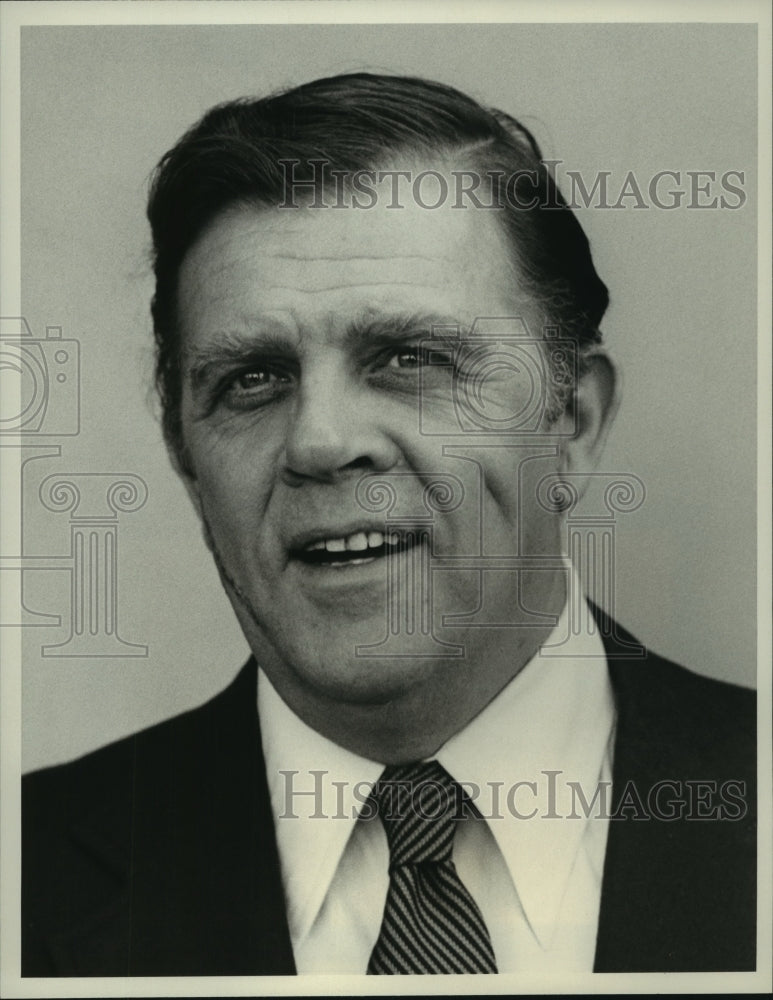 1976 Press Photo Pat Hingle Plays Father Of Olympic Swimmer On &#39;Barnaby Jones&#39; - Historic Images