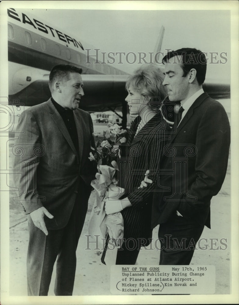 1965 Press Photo Mickey Spillane, Kim Novak, and Richard Johnson in Atlanta - Historic Images