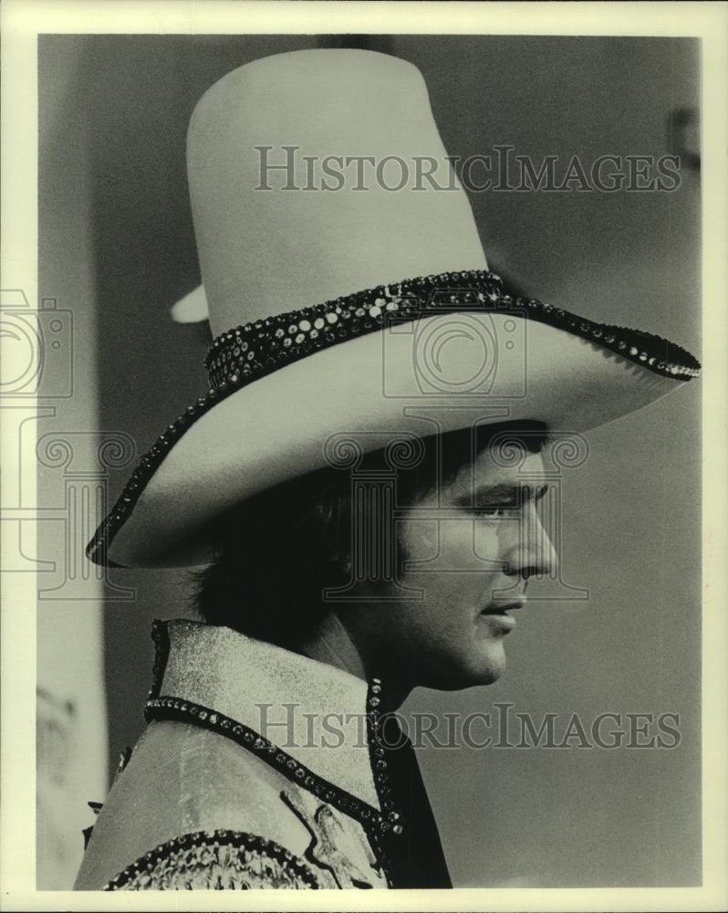 1975 Press Photo Jim Stafford impersonates &quot;The Rhinestone Cowboy&quot; - mjp39390 - Historic Images