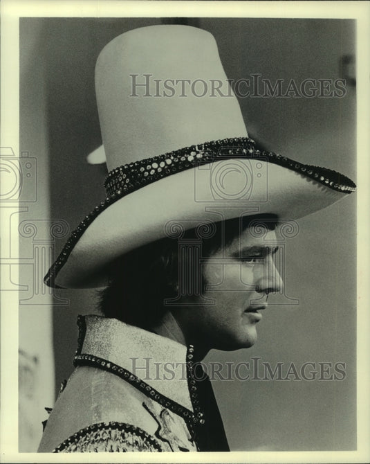 1975 Press Photo Jim Stafford impersonates "The Rhinestone Cowboy" - mjp39390 - Historic Images