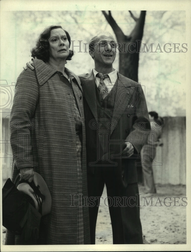 Press Photo Dustin Hoffman &amp; Kate Reid star in &quot;Death of a Salesman&quot; on CBS-TV - Historic Images