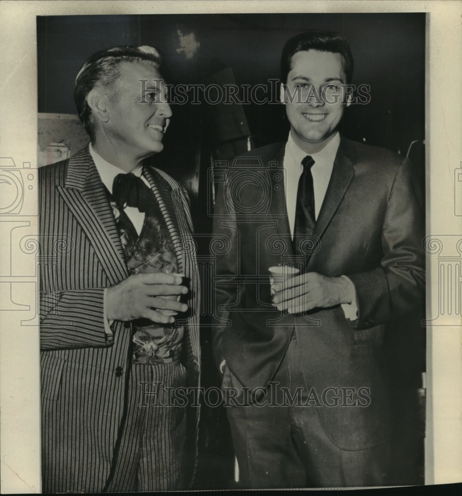 1964 Press Photo Jack Jones singer with father visited his set of western movie. - Historic Images