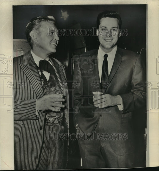 1964 Press Photo Jack Jones singer with father visited his set of western movie. - Historic Images