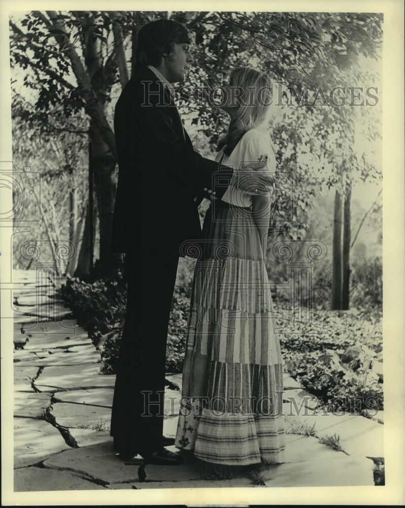 1974, Jack Jones and love of his life, Susan George sing a duet - Historic Images