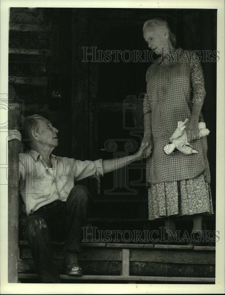 1987, actors Hume Cronyn &amp; Jessica Tandy in &quot;Foxfire&quot; - mjp39487 - Historic Images
