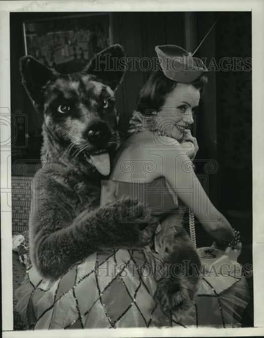 1958, actors Jessica Tandy & Hume Cronyn in "The Man in the Dog Suit" - Historic Images