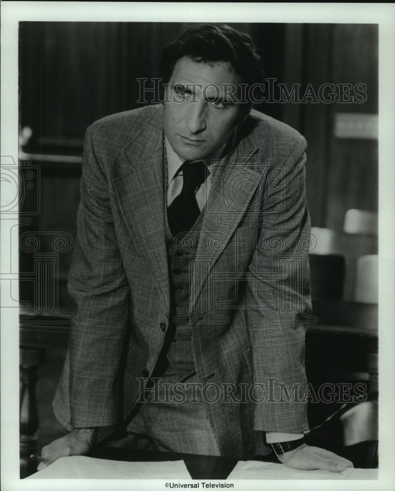 1975 Press Photo Actor Judd Hirsch, portrays a lawyer in "The Law" mini-series- Historic Images