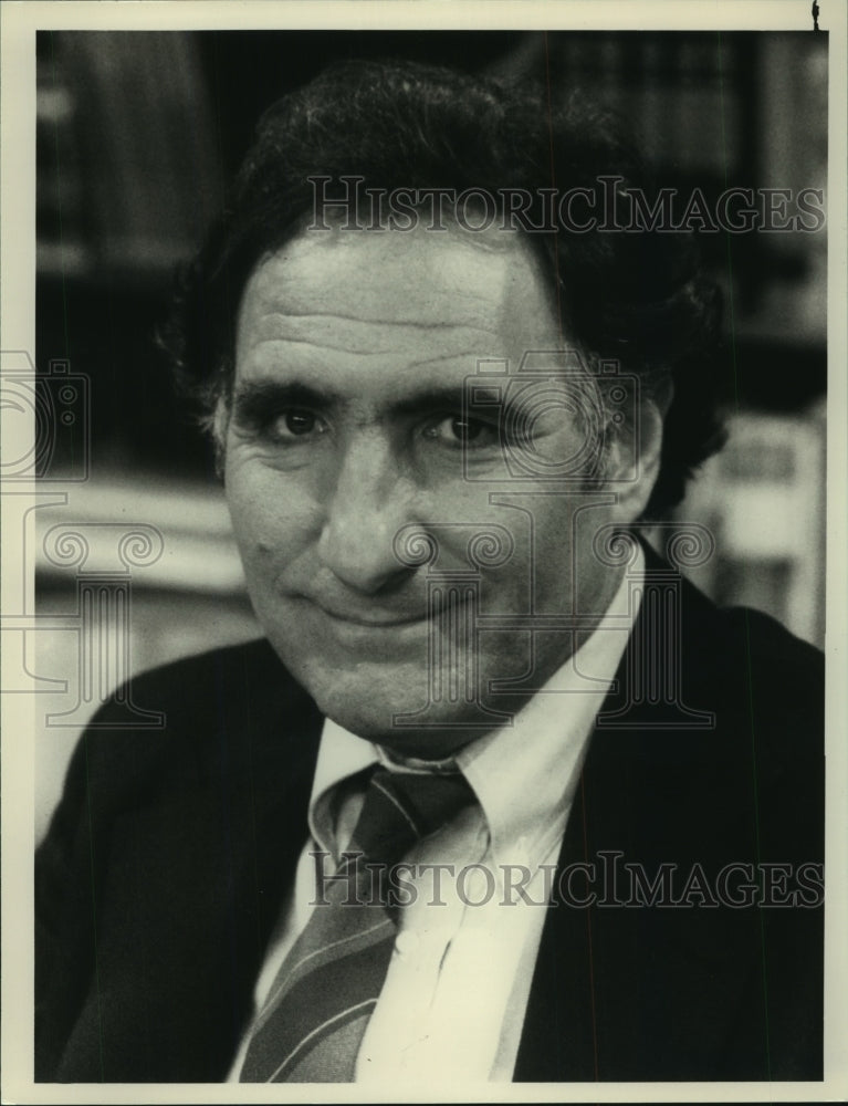1988, "Dear John" returns Judd Hirsch to series TV - mjp39504 - Historic Images