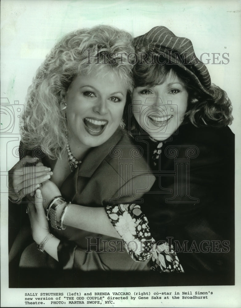 1986, Actresses Sally Struthers & Brenda Vaccaro in "The Odd Couple" - Historic Images