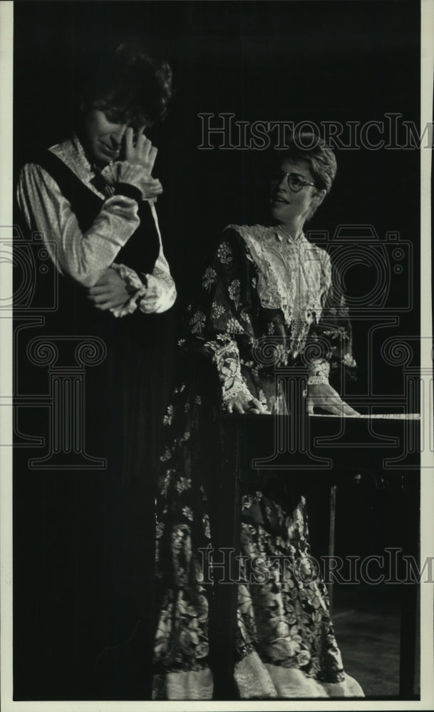 1989 Press Photo Linda Chucka & Bonnie Montgomery rehearse at Sunset Playhouse. - Historic Images