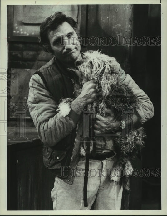 1982, Judd Hirsch and Buddy his dog star "Alex's Old Buddy" on "Taxi" - Historic Images