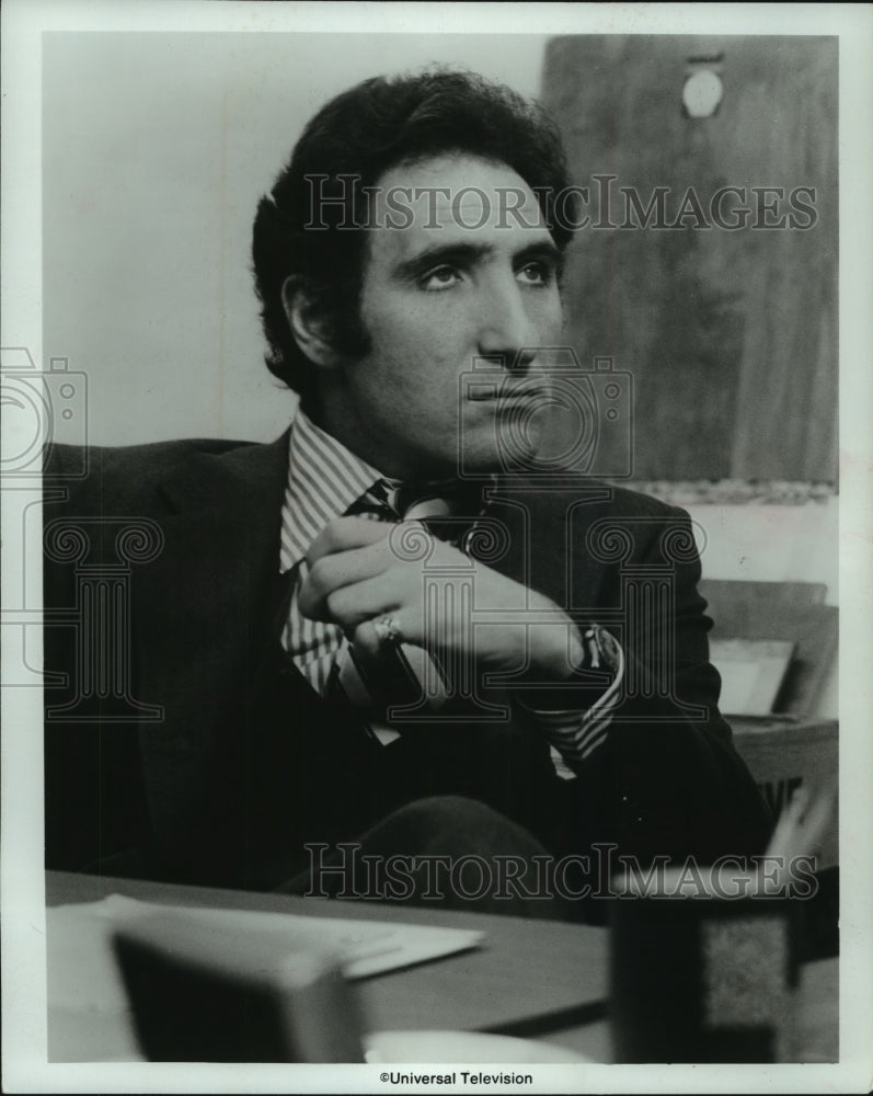 1974 Press Photo Judd Hirsch actor starring in &quot;The Law,&quot; on NBC. - mjp39772 - Historic Images