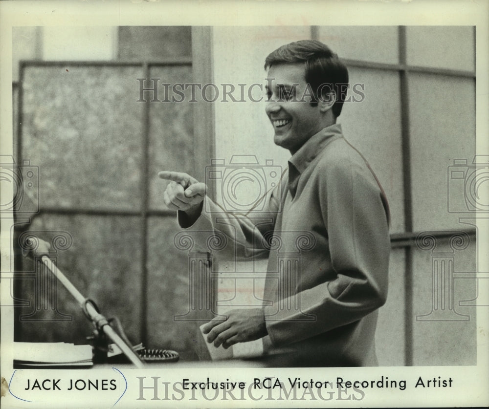 1968 Press Photo Jack Jones sings, with accompaniment from Pat Williams-Historic Images