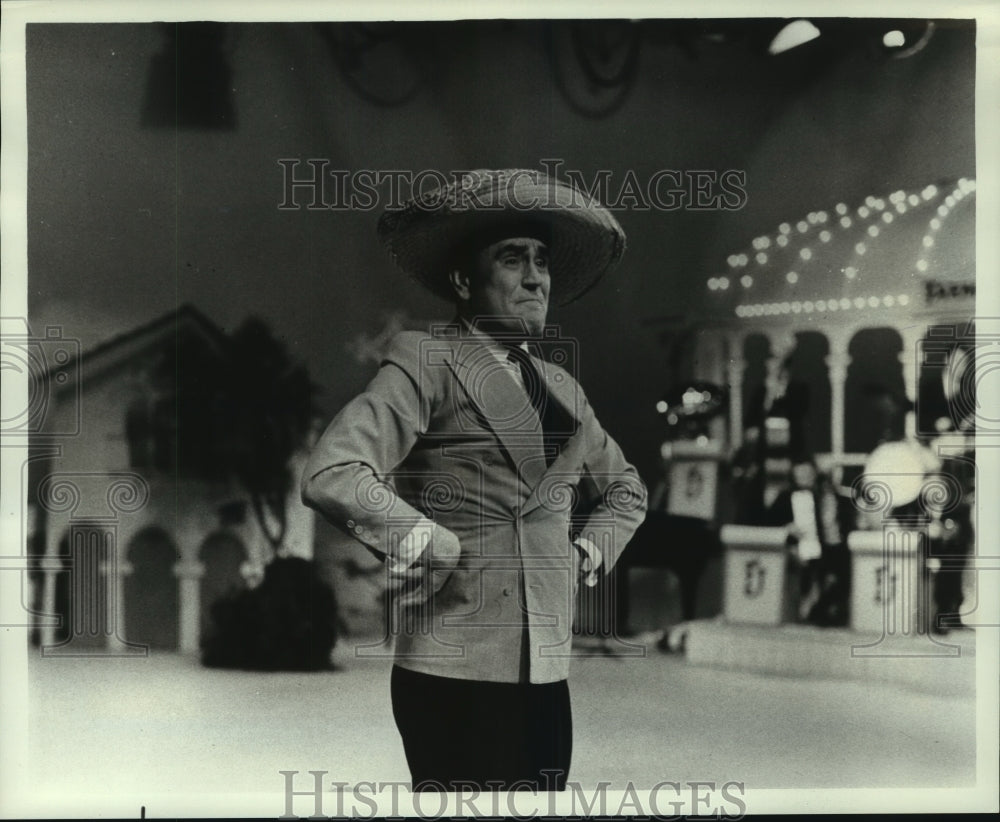 1966 Press Photo Swedish Comedian Ole Svensen on “Hollywood Polka Parade”-Historic Images