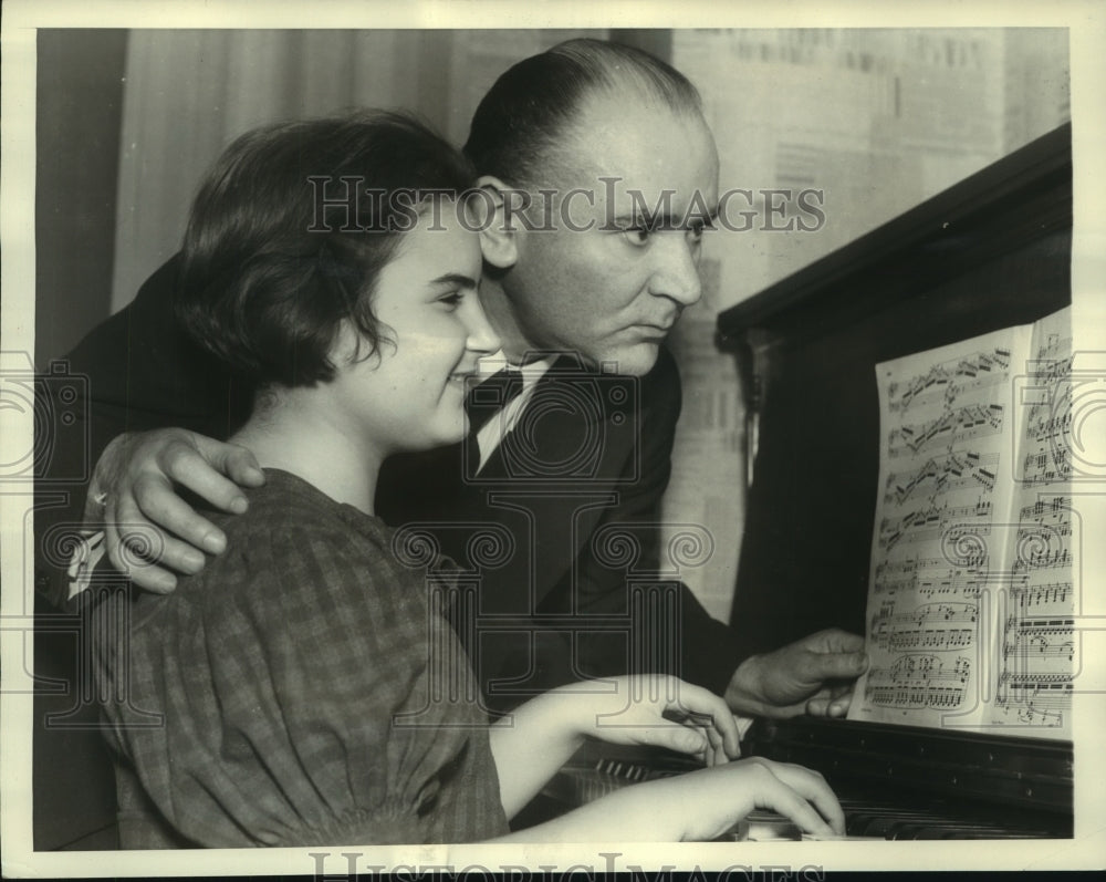 1936, Chicago-Josef Slenczynski with daughter Ruth, a child prodigy - Historic Images