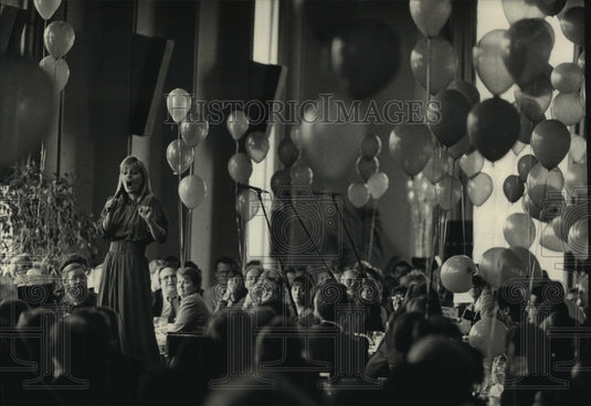 1991 Press Photo Rebecca Spice of the Skylight Opera Theater sings at fundraiser - Historic Images