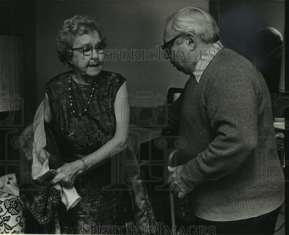 1983 Press Photo Violinist Isaac Stern talks about his 1946 Milwaukee appearance-Historic Images