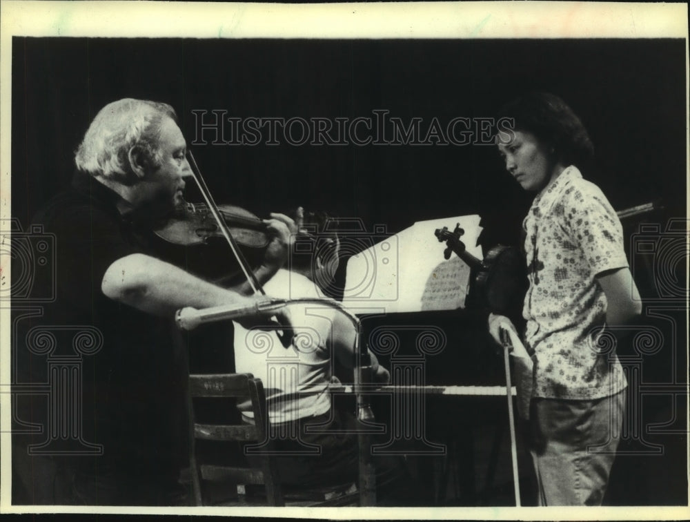 1979, Isaac Stern gave pointers to a young musician in Shanghai - Historic Images