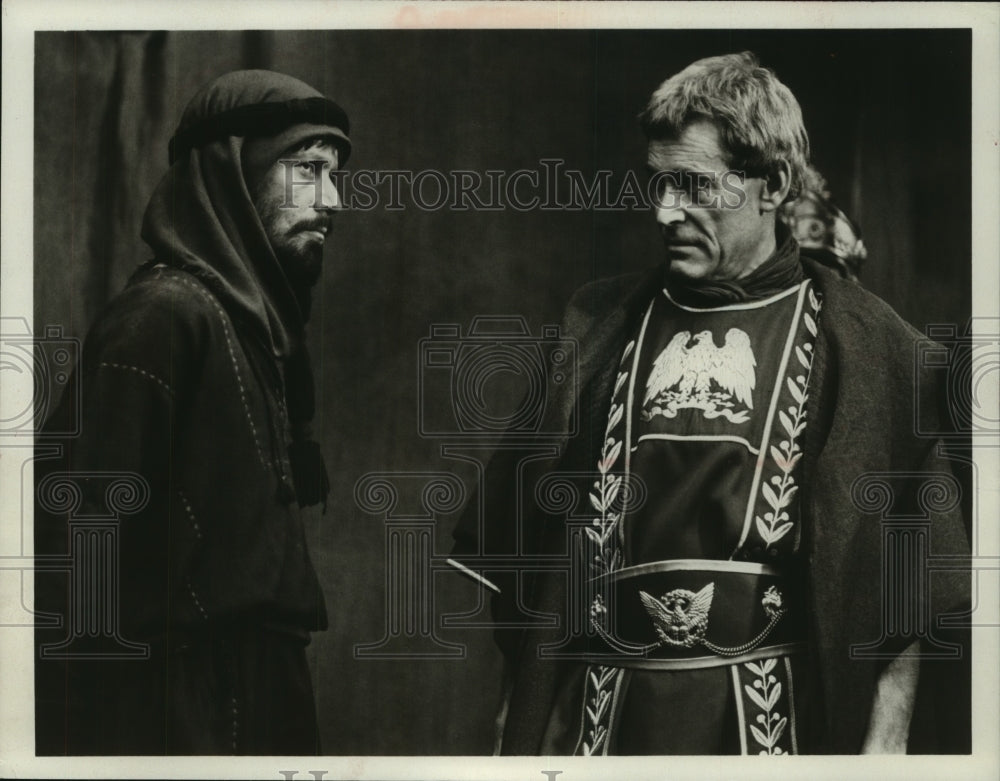 1981, Peter Strauss and Peter O'Toole in "Masada" - mjp39996 - Historic Images