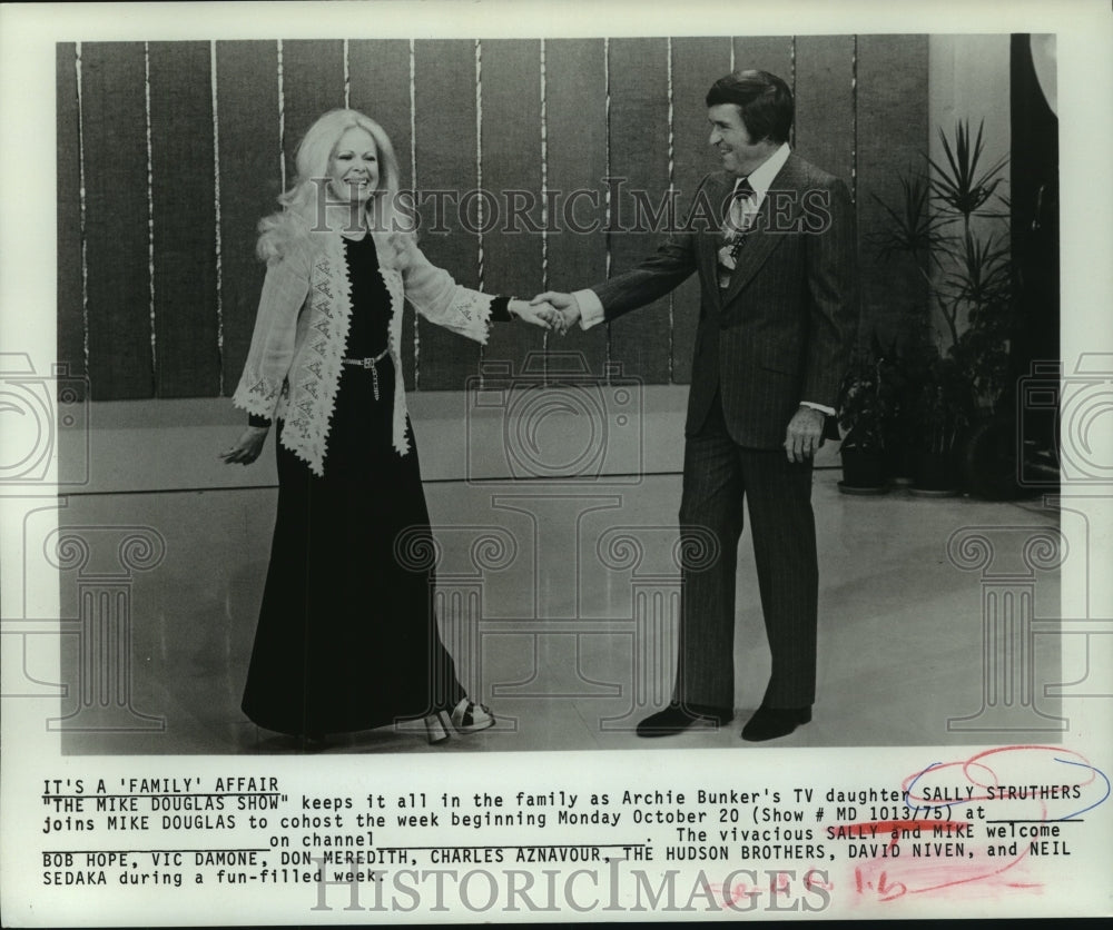 1975, Sally Struthers and Mike Douglas in The Mike Douglas Show - Historic Images