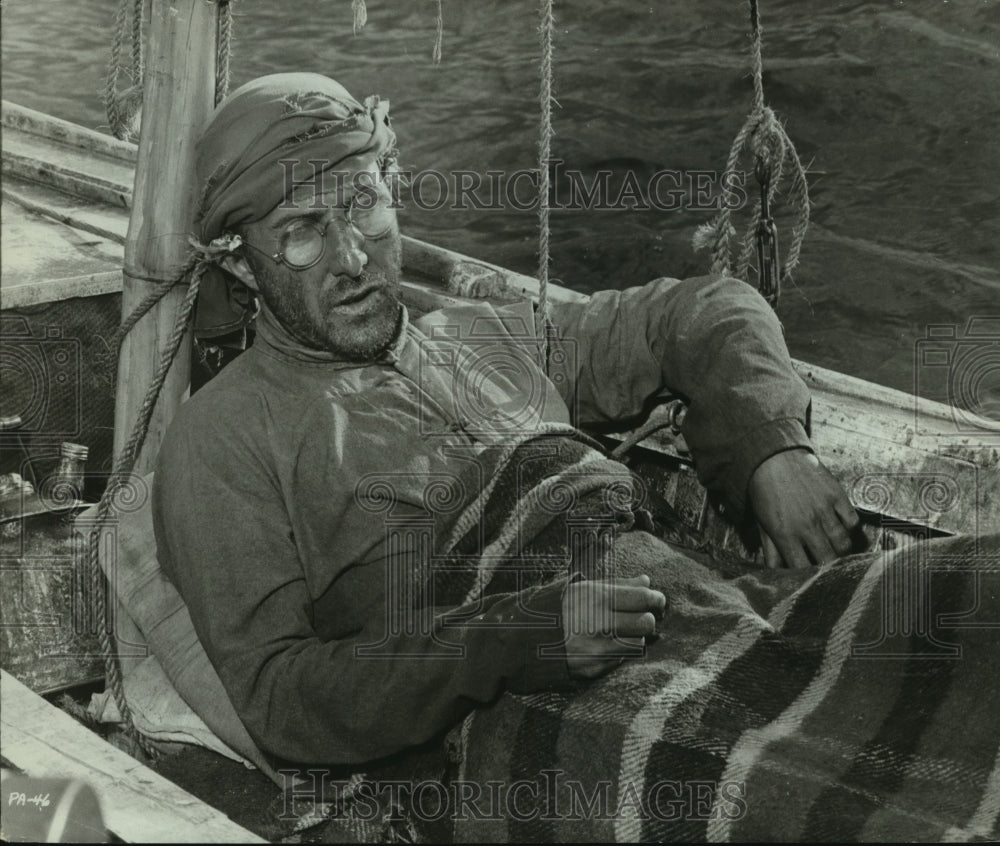 1975, Actor Dustin Hoffman in a boat scene - mjp40058 - Historic Images