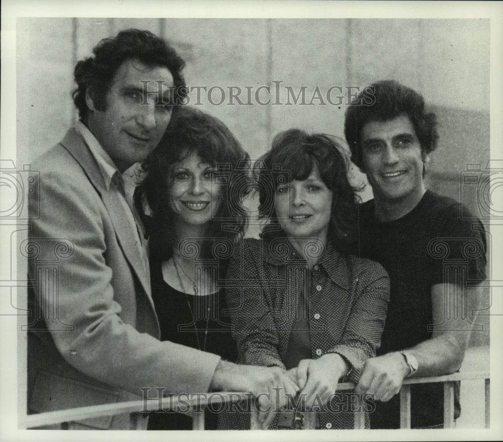 1977 Press Photo Actor Judd Hirsch with others. - mjp40081-Historic Images