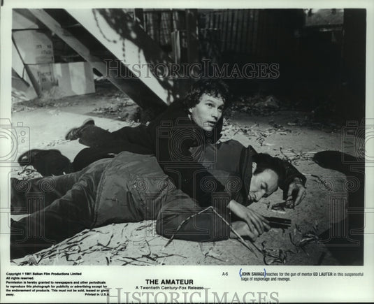 1981 Press Photo John Savage and Ed Lauter in a scene from The Amateur. - Historic Images