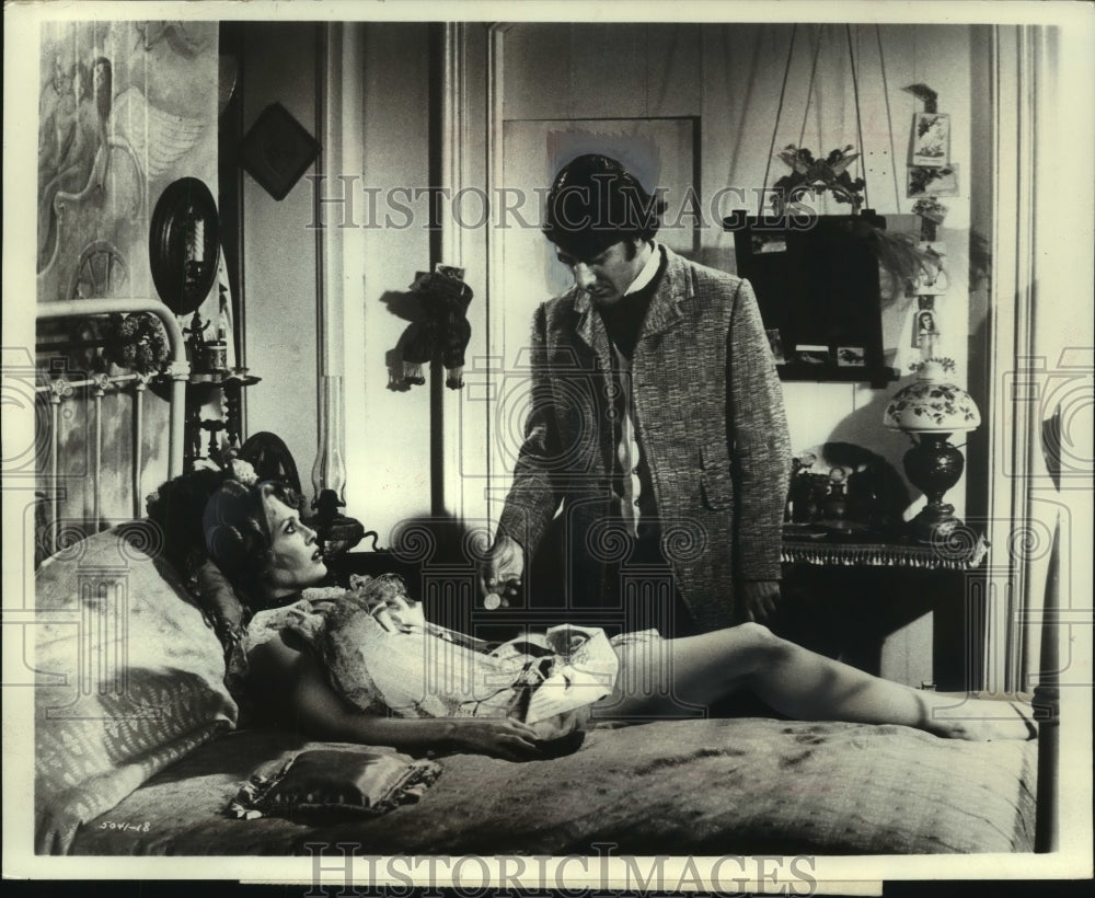 1971, Dustin Hoffman and Faye Dunaway in "Little Big Man" - mjp40126 - Historic Images