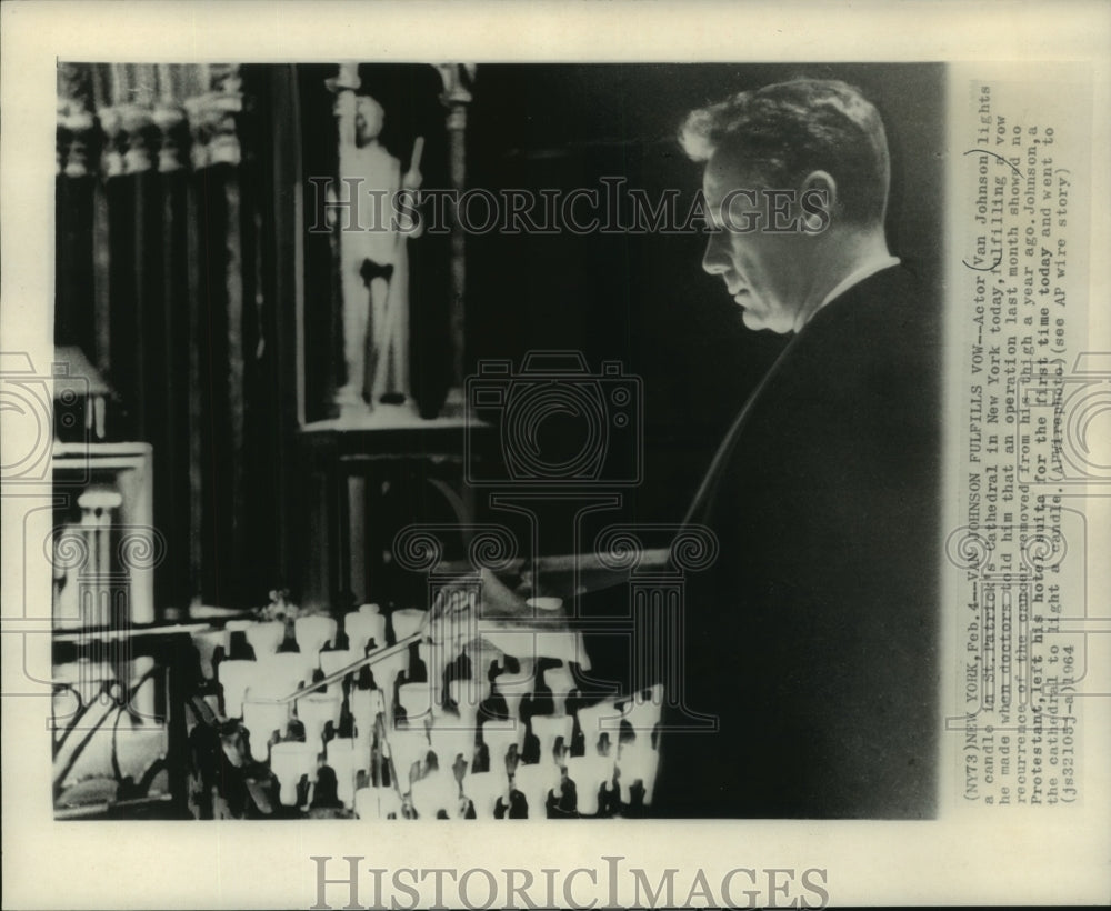 1964 Press Photo Van Johnson Lights Candle In St. Patrick&#39;s Cathedral, New York - Historic Images