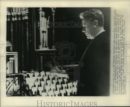 1964 Press Photo Van Johnson Lights Candle In St. Patrick's Cathedral, New York - Historic Images