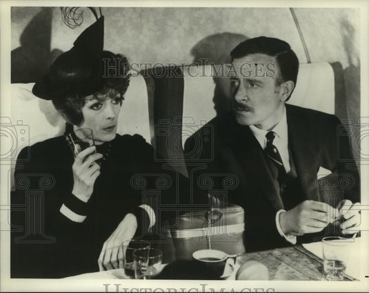 1977 Press Photo Maggie Smith & Alec McGowen in "Travels With My Aunt" - Historic Images