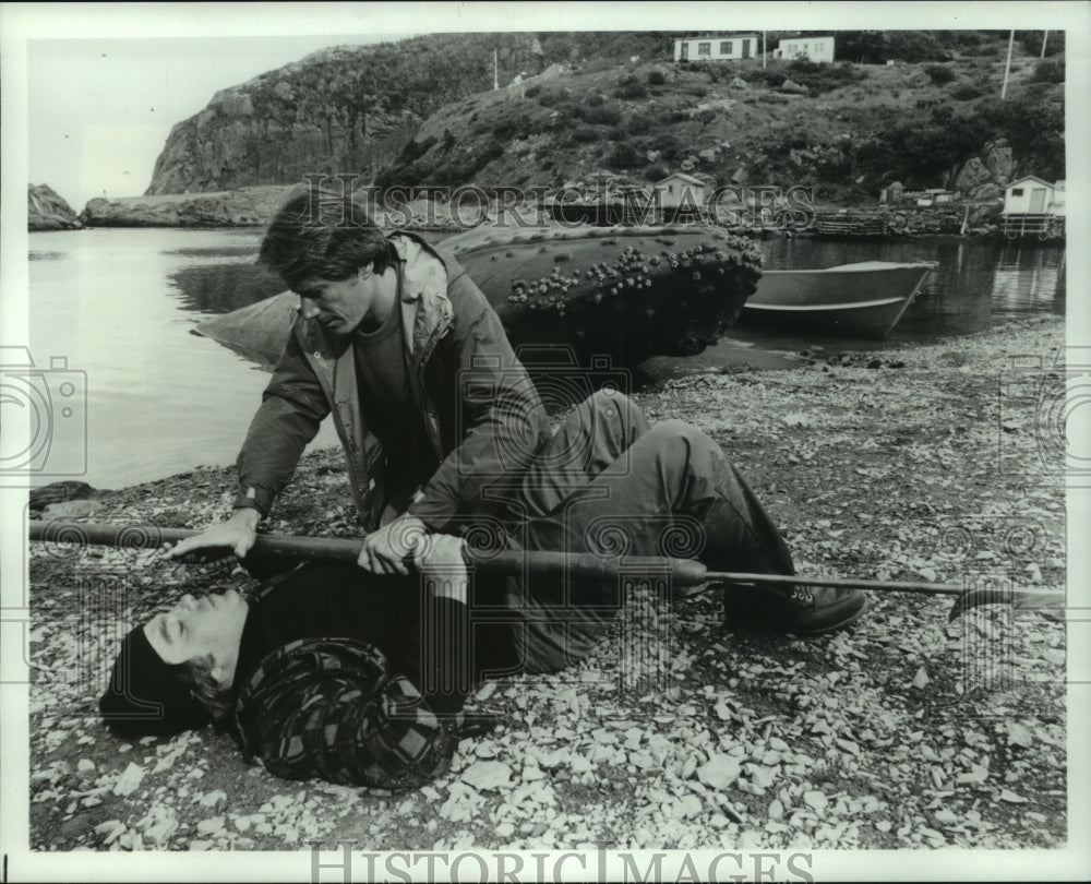 1981 Press Photo Peter Strauss & Bruce McGill in "A Whale for the Killing) - Historic Images