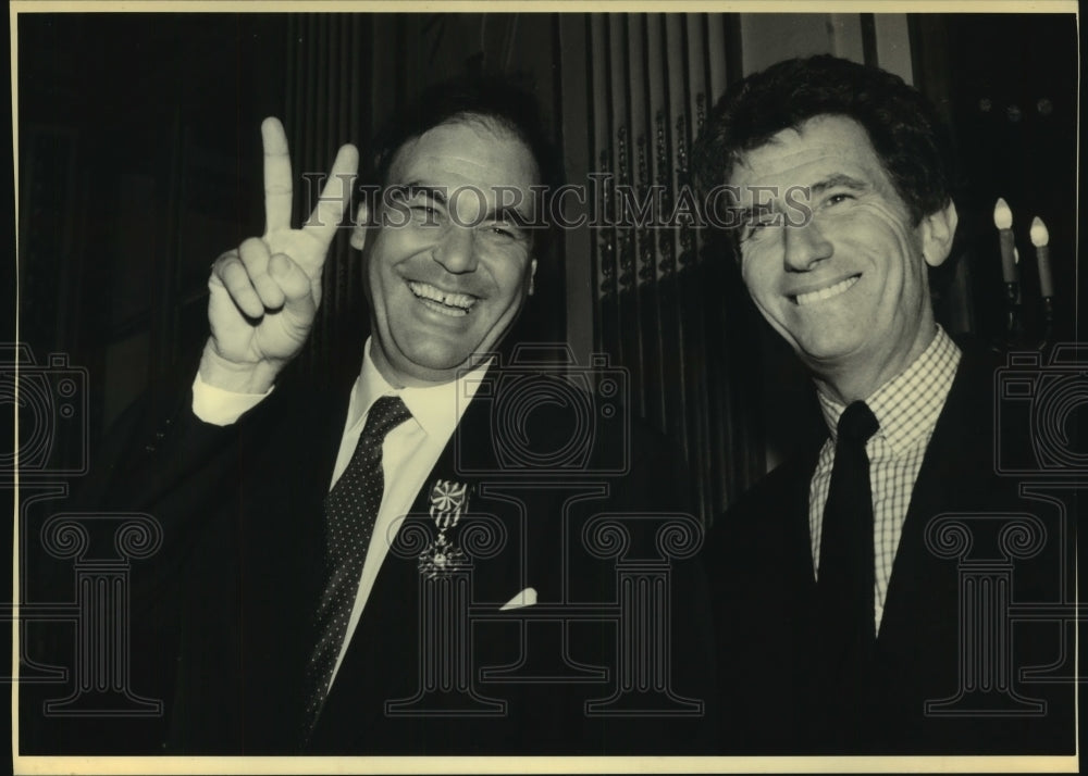 1992 Press Photo Paris- Filmmaker Oliver Stone with Jack Lang, Culture Minister - Historic Images