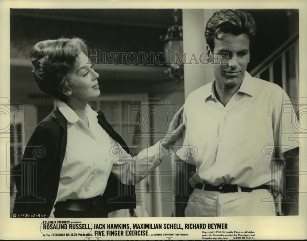 1962 Press Photo Rosalind Russell and Maximilian Schell in Five Finger Exercise - Historic Images