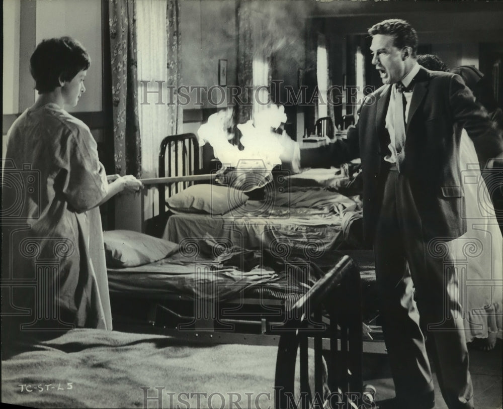 1963 Press Photo Barbara Barrie Threatens Robert Stack In 'The Caretakers' - Historic Images