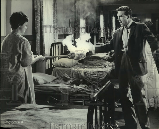 1963 Press Photo Barbara Barrie Threatens Robert Stack In 'The Caretakers' - Historic Images